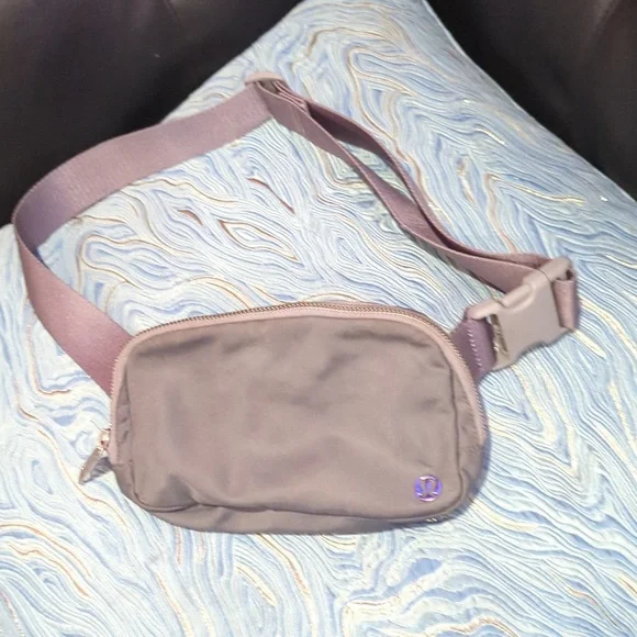 lululemon everywhere belt bag large dimensions Watch 2L Review on Amazon Live Keep them close in this versatile belt bag that helps you get out the door and on to your next adventure Lululemon Size Comparison Belt Bag